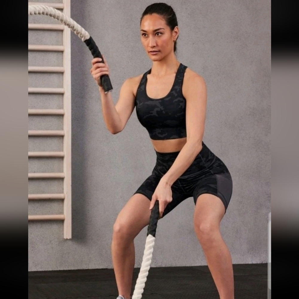 Fabletics On-The-Go PowerHold High-Waisted 6'' Short And Sports Bra Set M